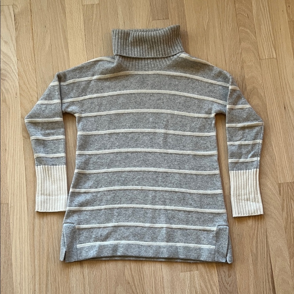 Adrienne Vittadini Gray and Cream 100% Cashmere Turtleneck Sweater - Size S